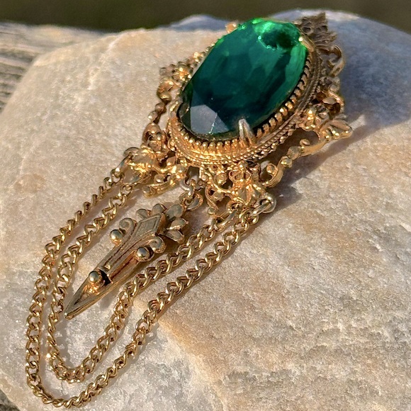 💚 Vintage Emerald Green Gold Tone Brooch - Picture 4 of 10